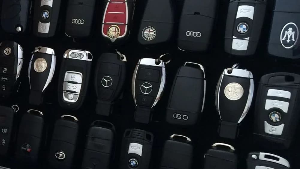 Prenájom luxusného auta — kompletný sprievodca (kde, ako, cena)